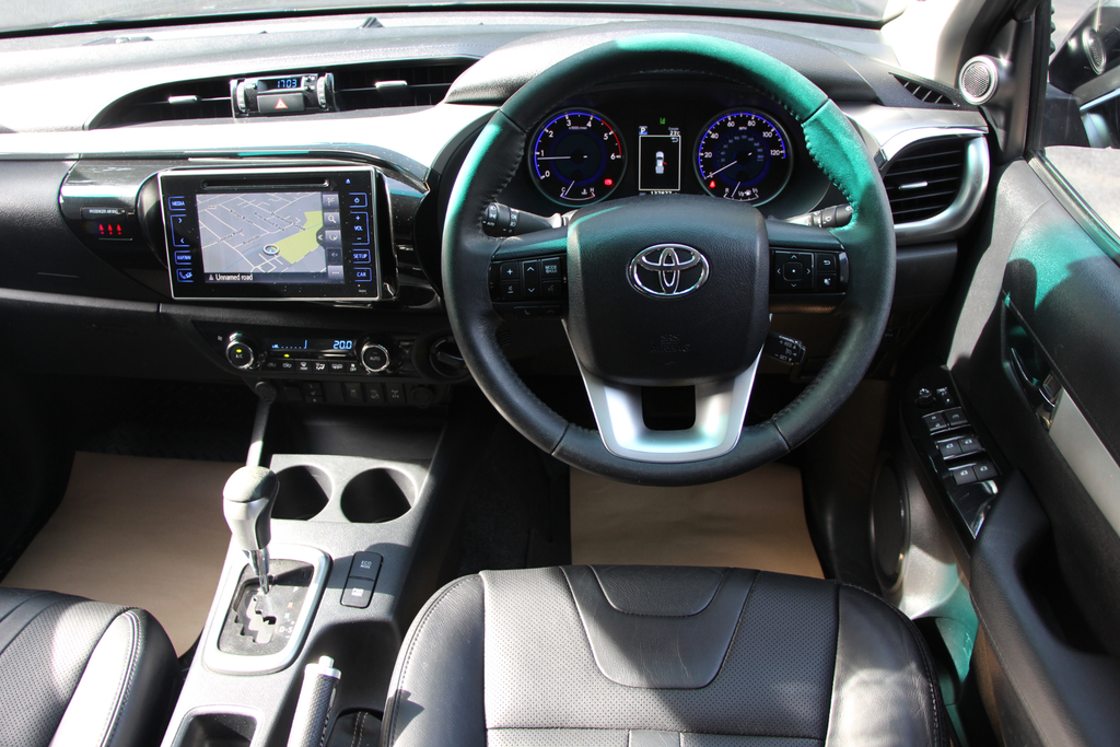 Toyota HILUX Active 4X4 D-4d Dcb White #23