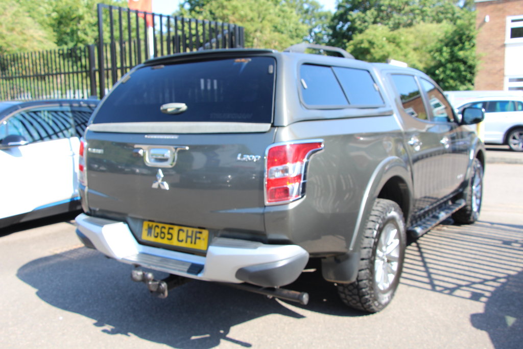 Mitsubishi L200 Di-d 4X4 Titan Dcb White #7