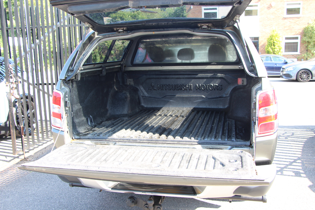 Mitsubishi L200 Di-d 4X4 Titan Dcb White #8