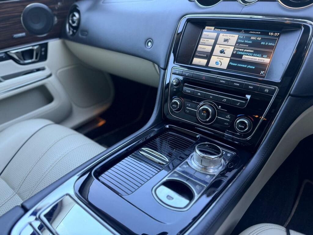 Jaguar XJ Saloon 3.0 D V6 Portfolio 201414 Blue #25