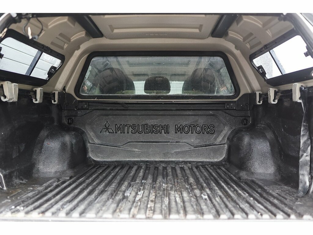 Mitsubishi L200 Black #10