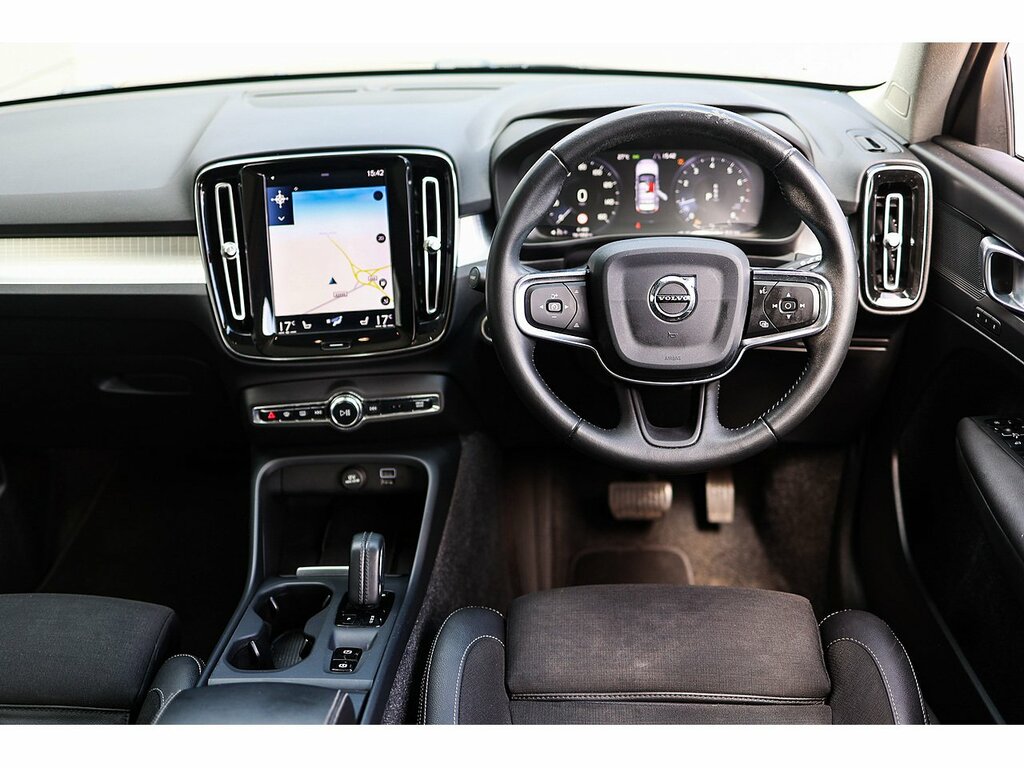 Volvo XC40 T4 Momentum Pro BG19MPU Black #2