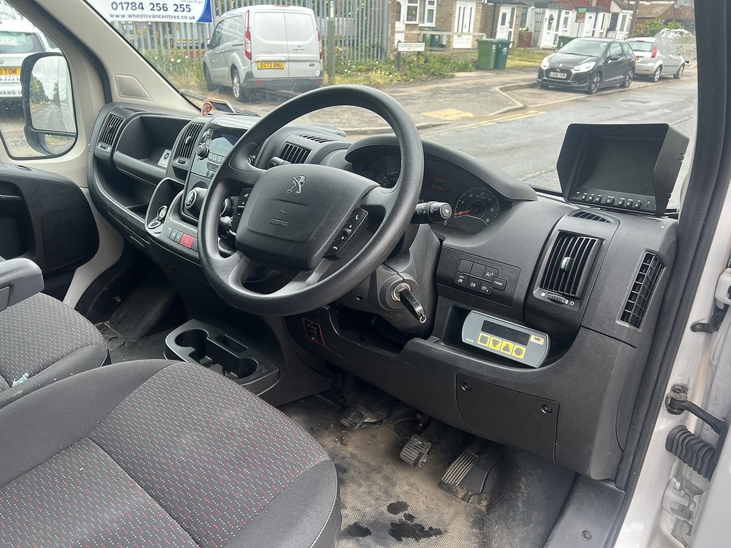 Peugeot Boxer 2.2 Bluehdi 335 Built For Business Luton Diese White #2