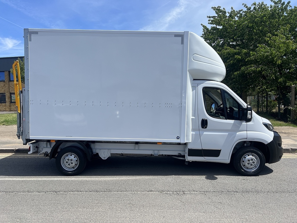 Peugeot Boxer 2.2 Bluehdi 335 Built For Business Luton Diese FV73HLO White #4