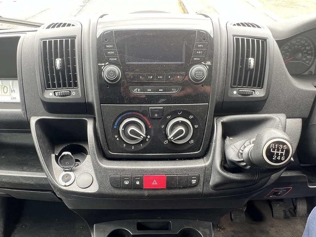 Peugeot Boxer 2.2 Bluehdi 335 Built For Business Luton Diese White #4