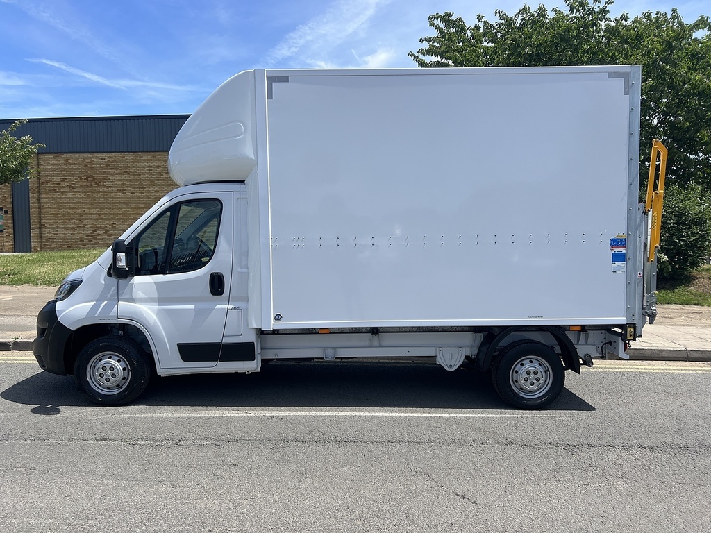 Peugeot Boxer 2.2 Bluehdi 335 Built For Business Luton Diese FV73HLO White #2