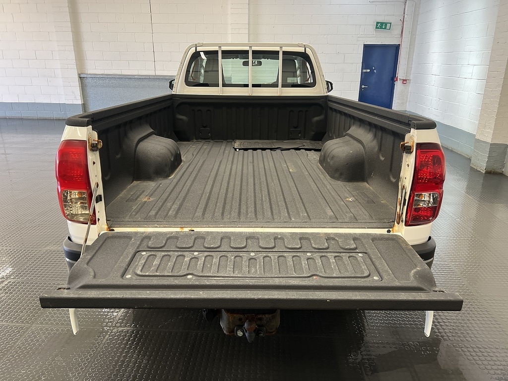 Toyota HILUX 2.4 D-4d Active Narrow Body Pickup Manu White #5