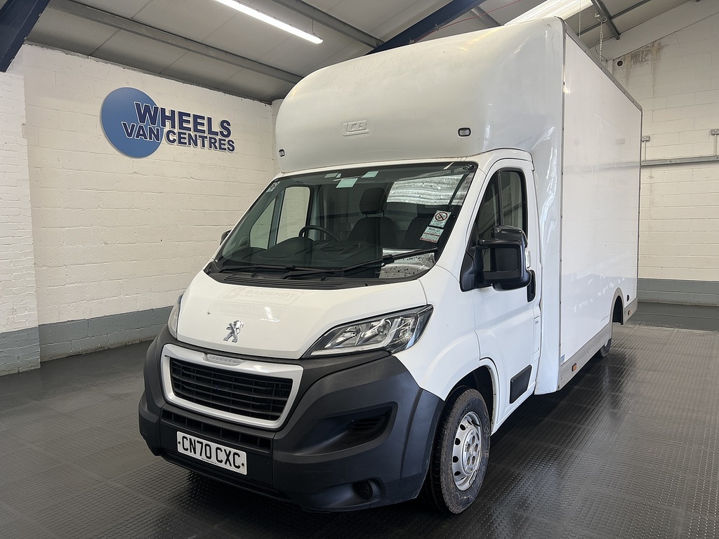 Peugeot Boxer 2.2 Bluehdi 335 Built For Business Low Loader Luto White