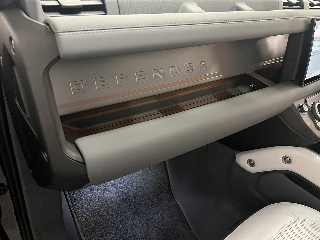 Land Rover Defender 90 S White #31