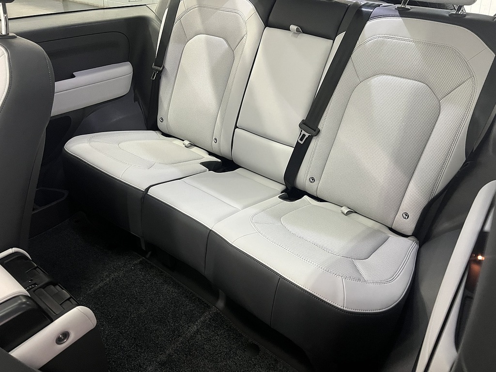 Land Rover Defender 90 S White #35