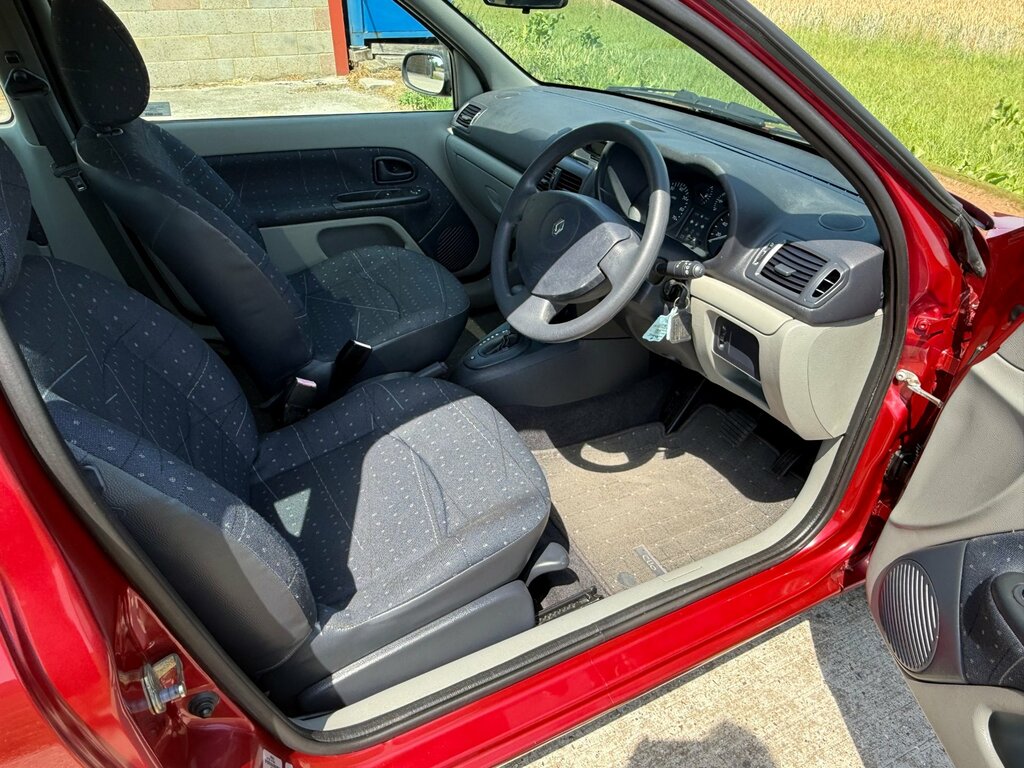 Renault Clio Initiale Grey #12