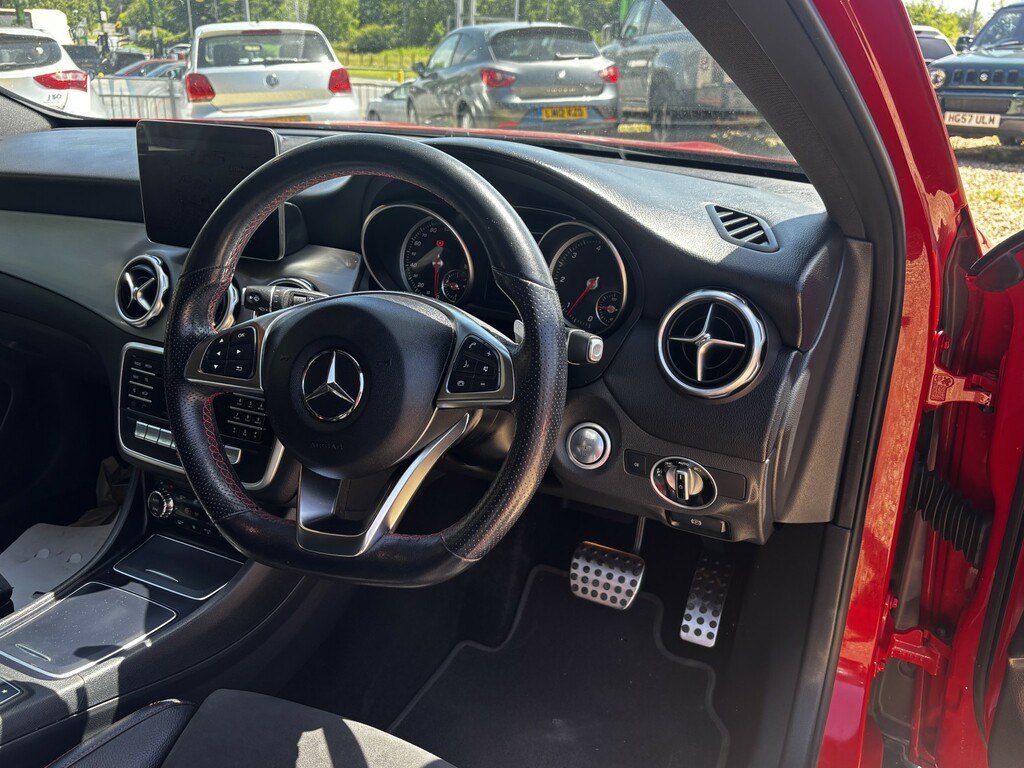 Mercedes-Benz GLA Class 2.1 Gla200d Amg Line Red #2