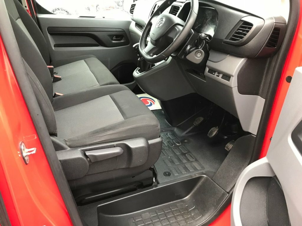 Vauxhall Vivaro 1.5L Dynamic 6Dr Red #5