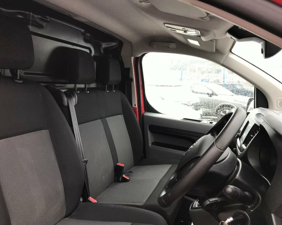 Vauxhall Vivaro 1.5L Dynamic 6Dr Red #4