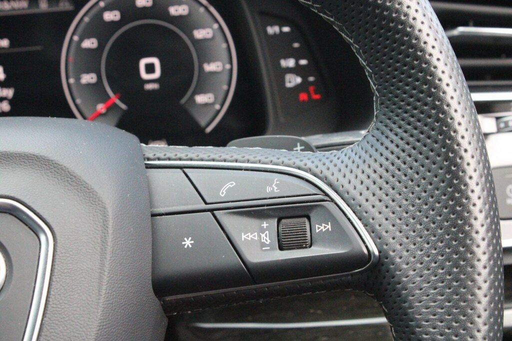 Audi Q7 3L Black Edition Red #25