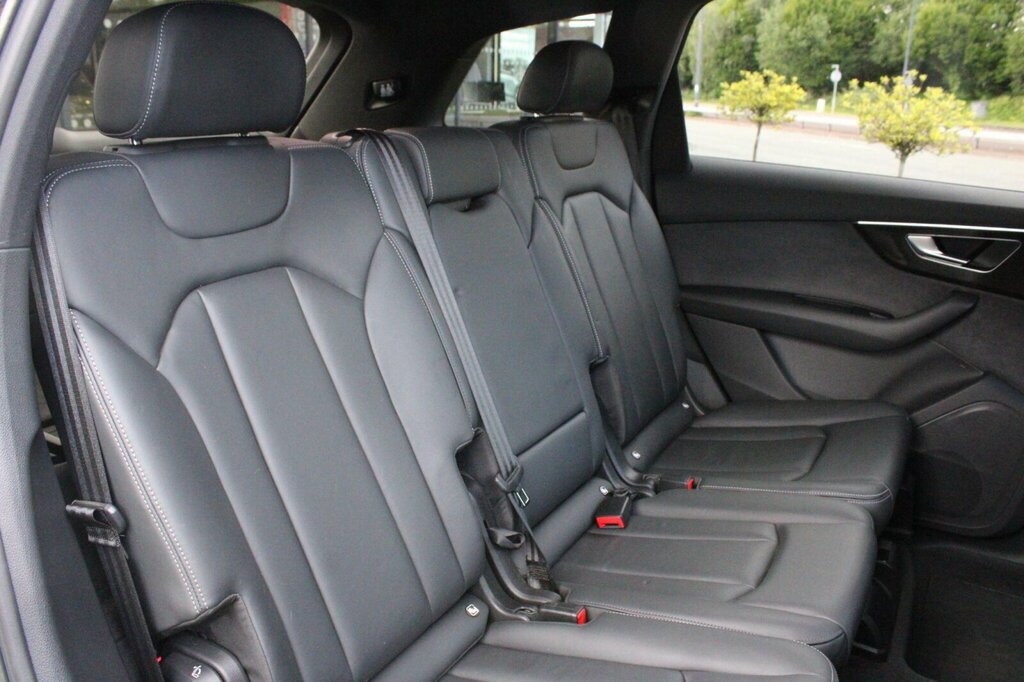 Audi Q7 3L Black Edition Red #49