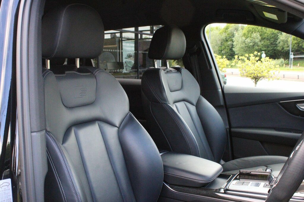 Audi Q7 3L Black Edition Red #18