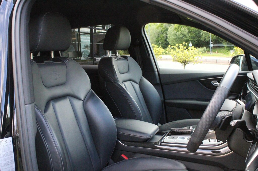 Audi Q7 3L Black Edition Red #21