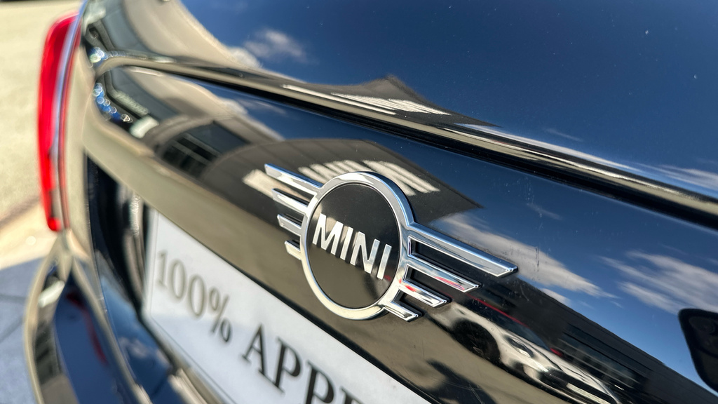 Mini Hatch Black #32