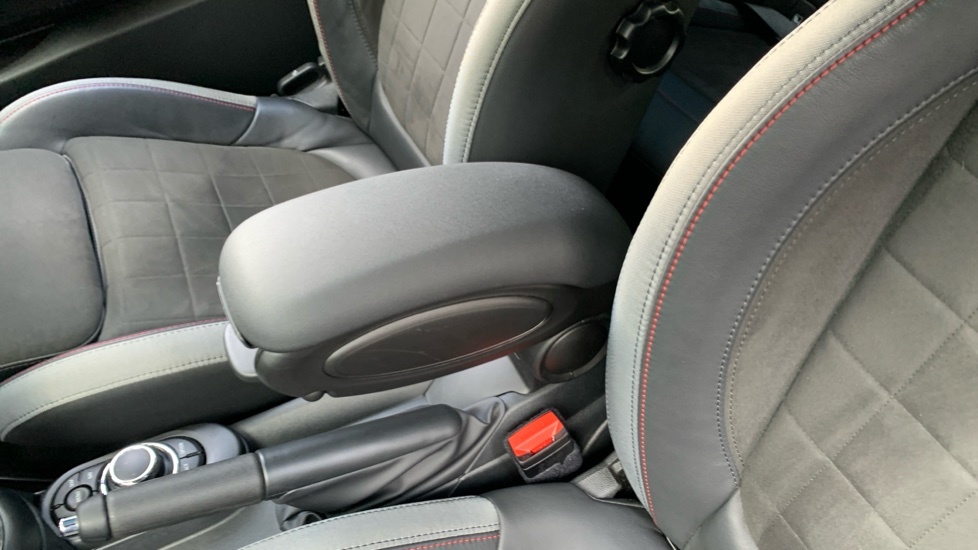 Mini Hatch 1.5 C Exclusive 2023 Black #32