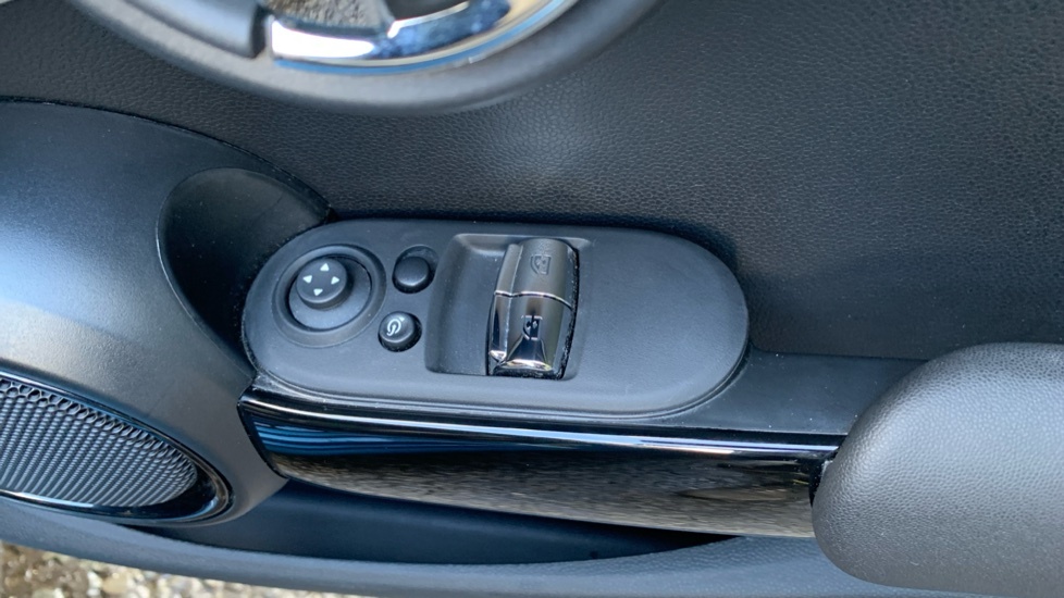 Mini Hatch 1.5 C Exclusive 2023 Black #47