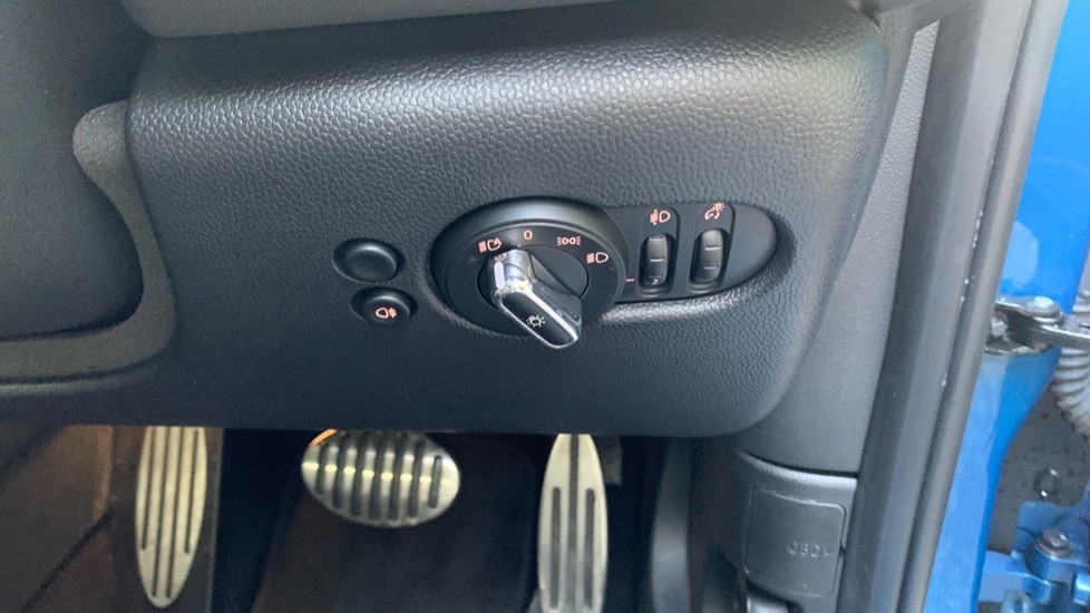 Mini Hatch 1.5 C Exclusive 2023 Black #49