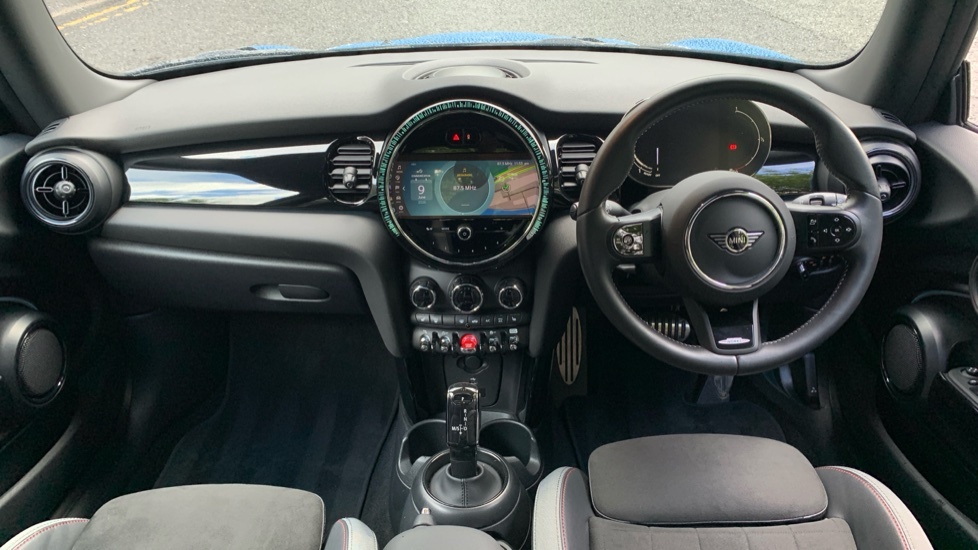 Mini Hatch 1.5 C Exclusive 2023 Black #4