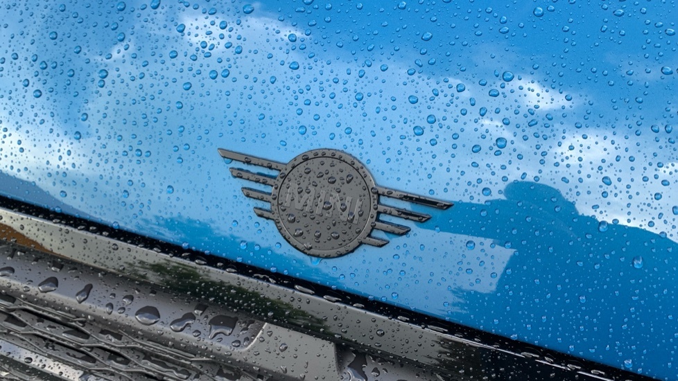 Mini Hatch 1.5 C Exclusive 2023 Black #24