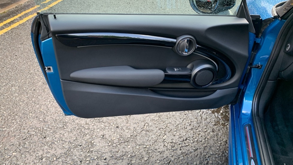 Mini Hatch 1.5 C Exclusive 2023 Black #30