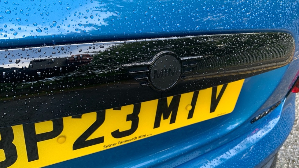 Mini Hatch 1.5 C Exclusive 2023 Black #40