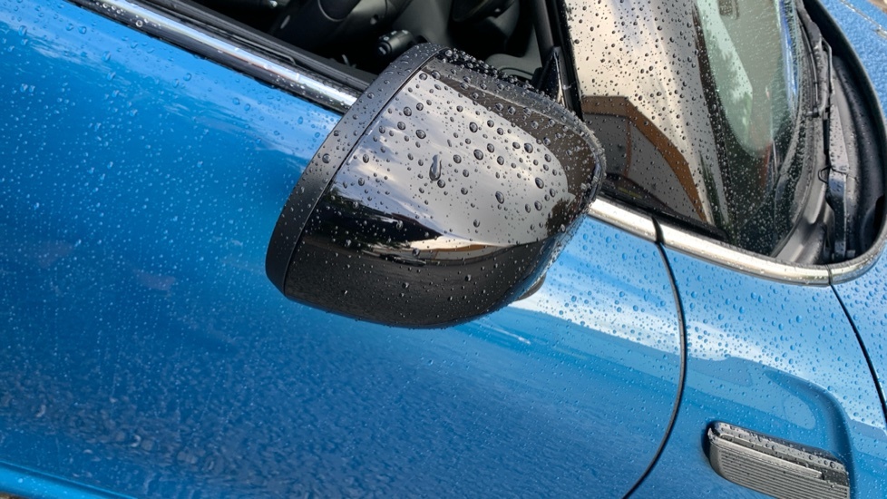 Mini Hatch 1.5 C Exclusive 2023 Black #44