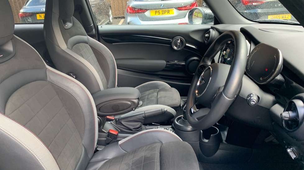 Mini Hatch 1.5 C Exclusive 2023 Black #11