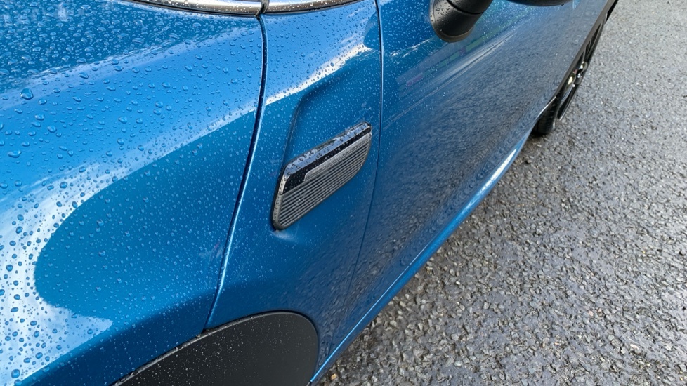 Mini Hatch 1.5 C Exclusive 2023 Black #27