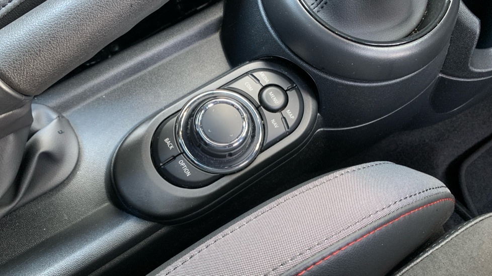 Mini Hatch 1.5 C Exclusive 2023 Black #19