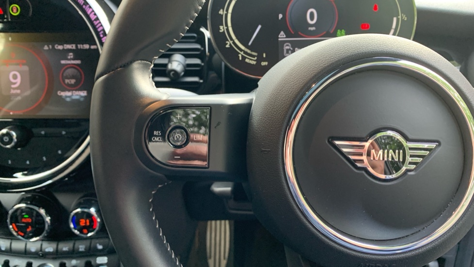 Mini Hatch 1.5 C Exclusive 2023 Black #17