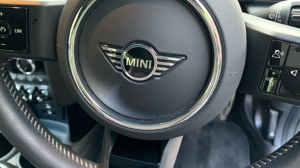 Mini Hatch 1.5 C Exclusive 2023 Black #51