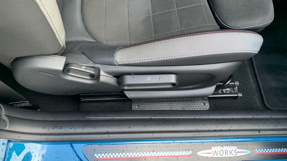 Mini Hatch 1.5 C Exclusive 2023 Black #48