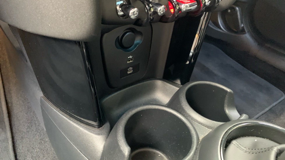 Mini Hatch 1.5 C Exclusive 2023 Black #36