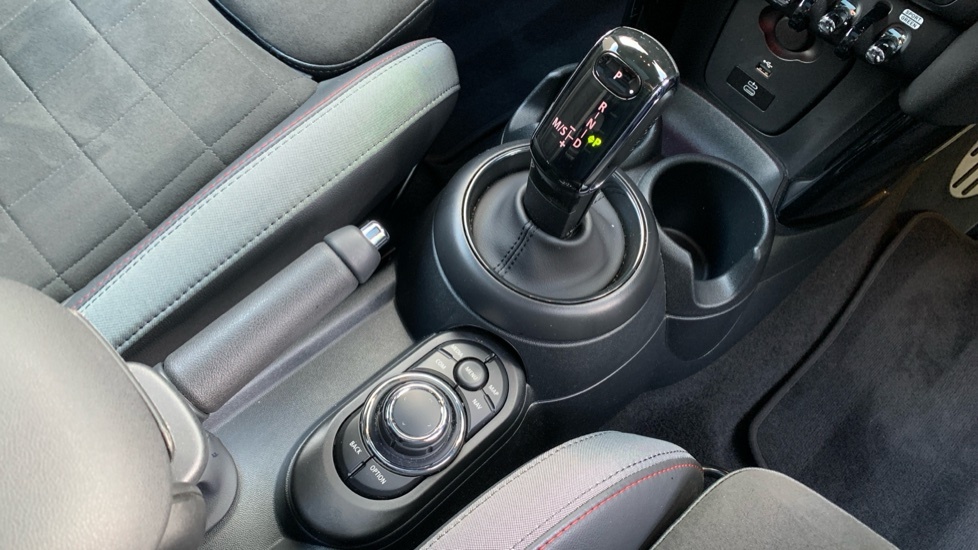 Mini Hatch 1.5 C Exclusive 2023 Black #10