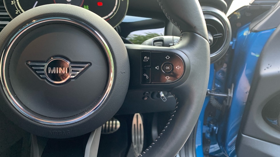 Mini Hatch 1.5 C Exclusive 2023 Black #18