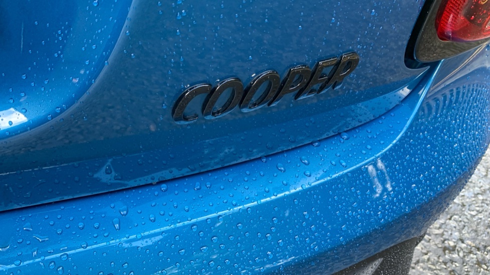 Mini Hatch 1.5 C Exclusive 2023 Black #41
