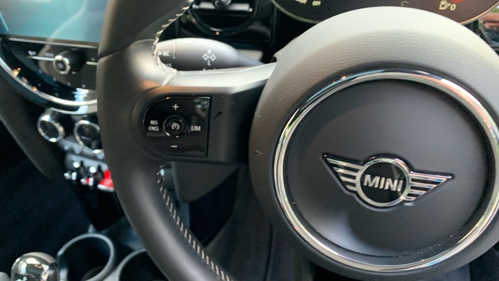 Mini Hatch 1.5 C Exclusive 2023 Black #52