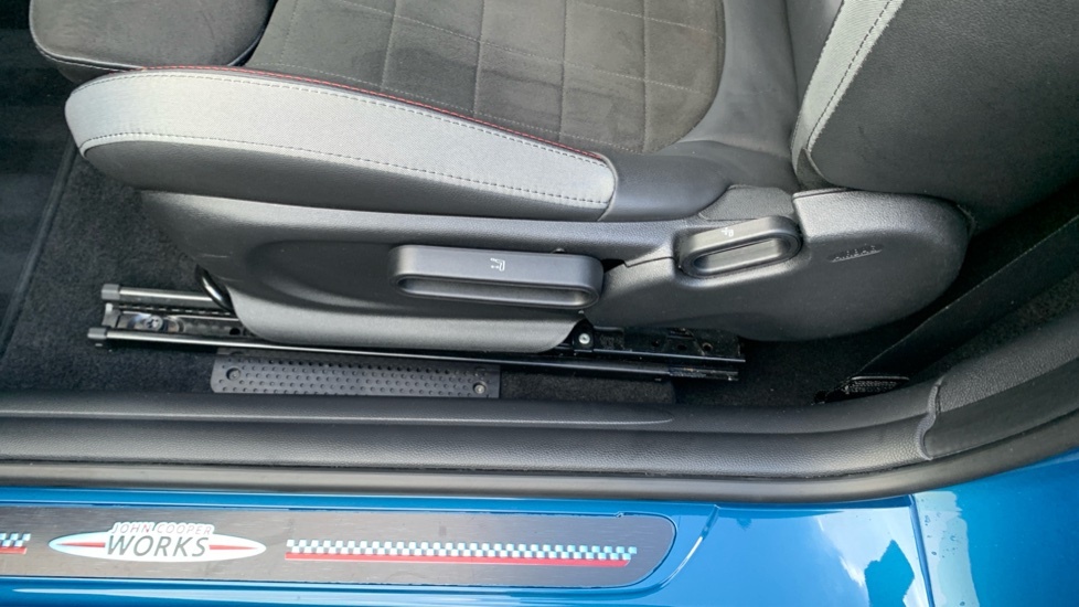Mini Hatch 1.5 C Exclusive 2023 Black #31