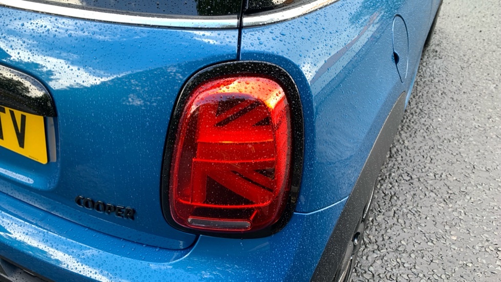 Mini Hatch 1.5 C Exclusive 2023 Black #22