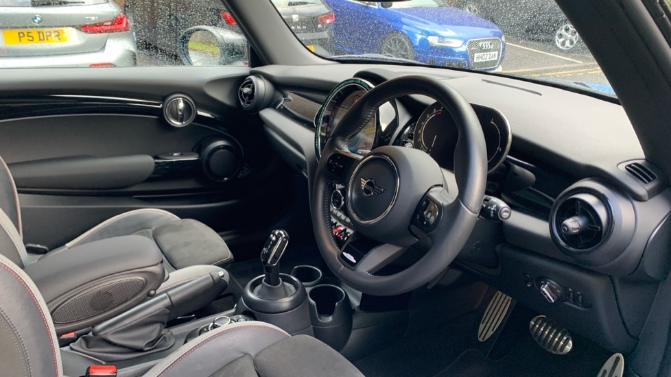 Mini Hatch 1.5 C Exclusive 2023 Black #6