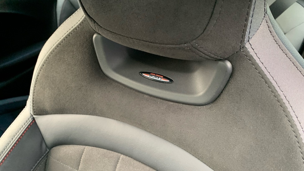 Mini Hatch 1.5 C Exclusive 2023 Black #33