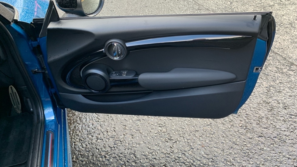 Mini Hatch 1.5 C Exclusive 2023 Black #46