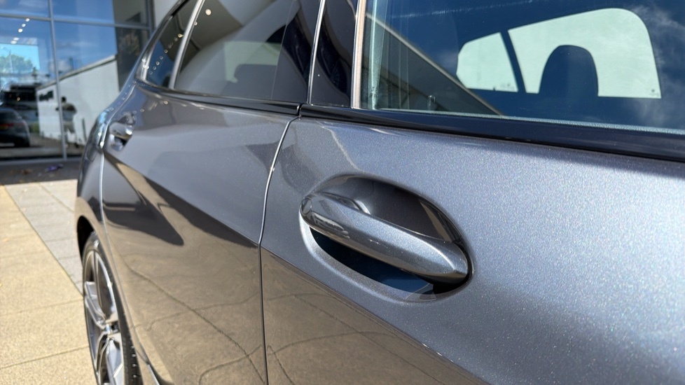 BMW 1 Series Se Black #26