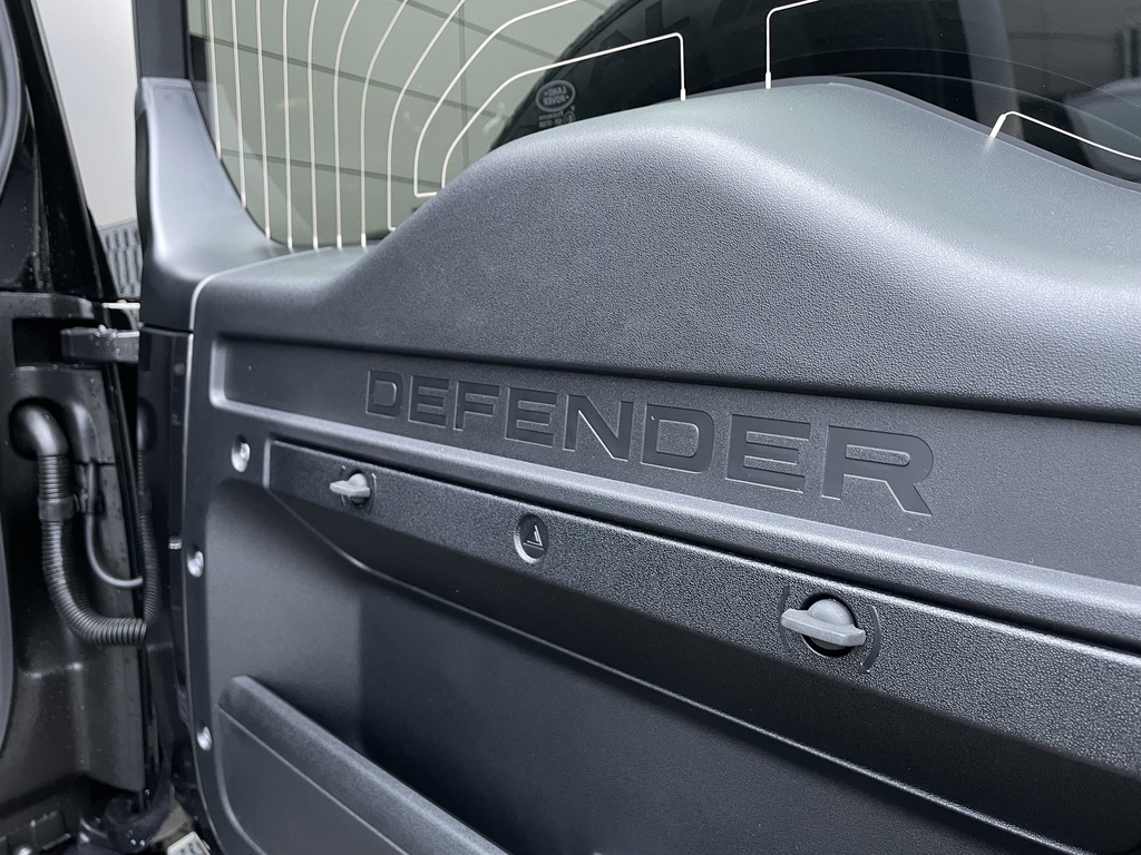 Land Rover Defender 90 3.0 D250 Hard Top S Black #52