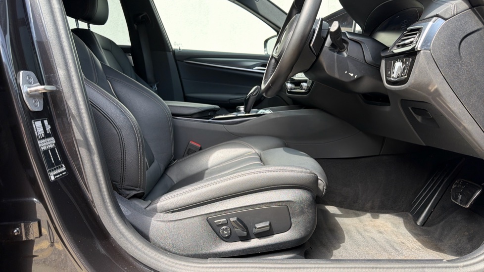 BMW 5 Series 530E M Sport Black #31